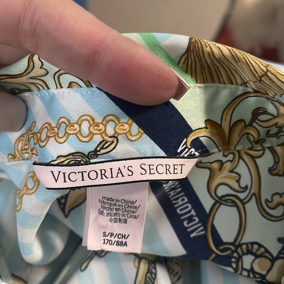 Beautiful Victoria’s Secret pajama top. Size S. Beautiful print. - Picture 8 of 9